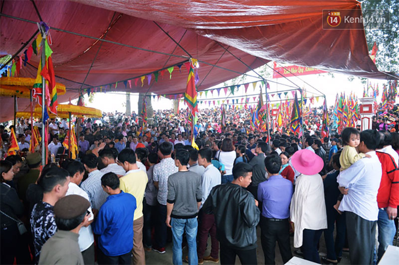 Hàng trăm thanh niên trai tráng lao vào giằng xé, giẫm đạp lên nhau để Cướp phết Hiền Quan lấy may